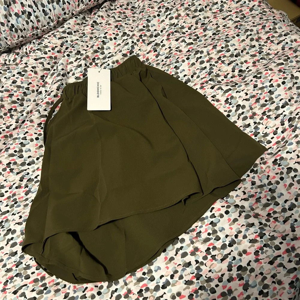 Drawstring Fluttery Shorts - Picture 3 of 4